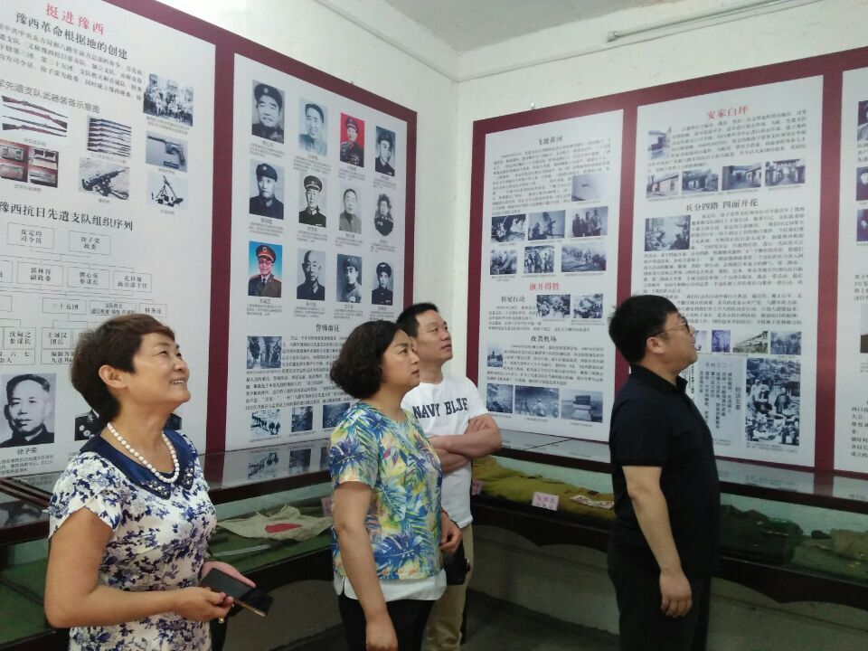 新密市工商联开展“重温誓词、牢记宗旨、做合格党员”主题党日活动(图2)