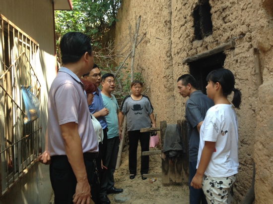 荥阳市工商联会员企业帮扶贫困学生(图1)