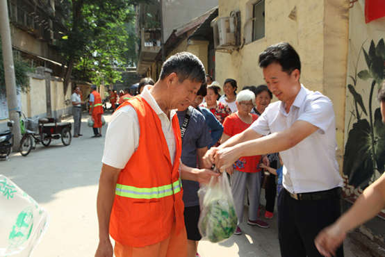 郑州市盐城商会开展“情系环卫工 盛夏送清凉”慰问一线环卫工人活动(图1)