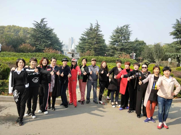 郑州东阳商会组织女性会员秋游(图1)