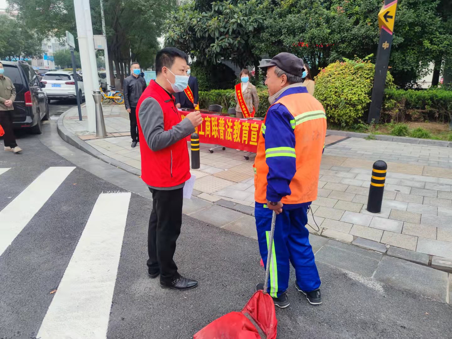 郑州市工商联国庆期间开展法制宣传活动(图3)