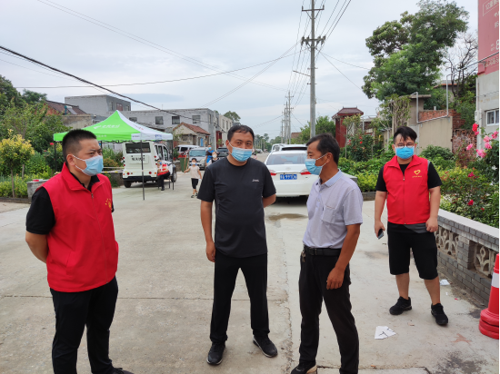 荥阳市工商联：让党旗在防疫一线高高飘扬(图2)