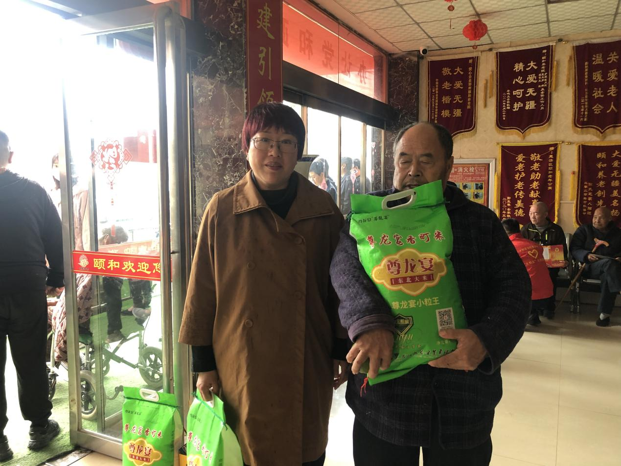 区工商联重阳节慰问活动(图1)