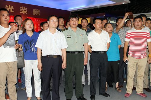 郑州市工商联钢铁贸易商会组织民营企业家走进高炮部队和官兵面对面交流理想信念(图2) 郑州市工商联钢铁贸易商会组织民营企业家走进高炮部队和官兵面对面交流理想信念(图2)