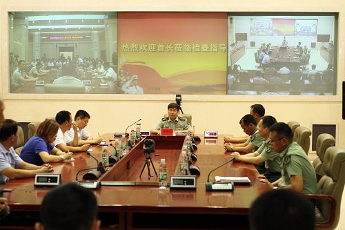 郑州市工商联钢铁贸易商会组织民营企业家走进高炮部队和官兵面对面交流理想信念(图4) 郑州市工商联钢铁贸易商会组织民营企业家走进高炮部队和官兵面对面交流理想信念(图4)