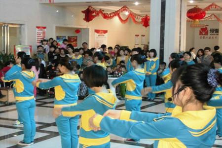 二七区长江路街道联合小博士幼儿园开展学雷锋献爱心活动(图2)