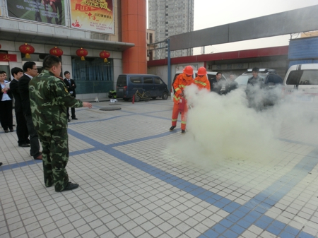 二七区铭功路街道组织辖区公共单位开展消防演练(图1)