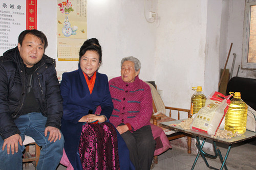 管城区城东路街道商会联合郑汴路区域党委开展“走进贫困家庭 冬日送温暖”活动(图2)