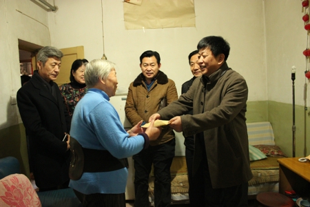 情暖残疾人——二七区工商联开展春节慰问活动(图1)
