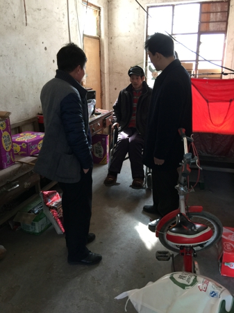 新密市工商联走访慰问困难党员和群众(图1)