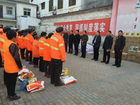 新密市新密市政协副主席、工商联主席宋林祥春节前夕走访慰问环卫工人(图1)