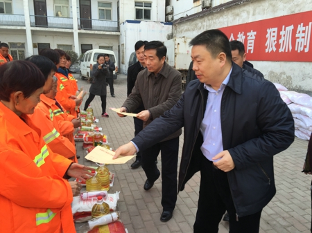 新密市新密市政协副主席、工商联主席宋林祥春节前夕走访慰问环卫工人(图2)