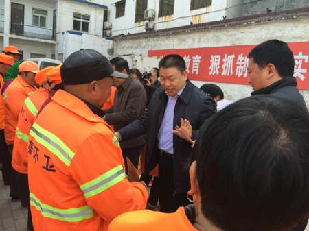 新密市新密市政协副主席、工商联主席宋林祥春节前夕走访慰问环卫工人(图3)