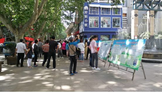 金水区大石桥街道商会组织辖区沿街商户共同开展城市管理集中宣传活动(图1)