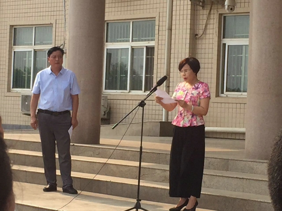 新郑市工商联组织界别政协委员参加“爱心众筹、精准扶贫”捐款活动(图1)