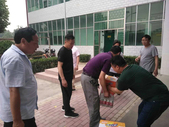 登封市工商联端午节慰问贫困村活动(图2)