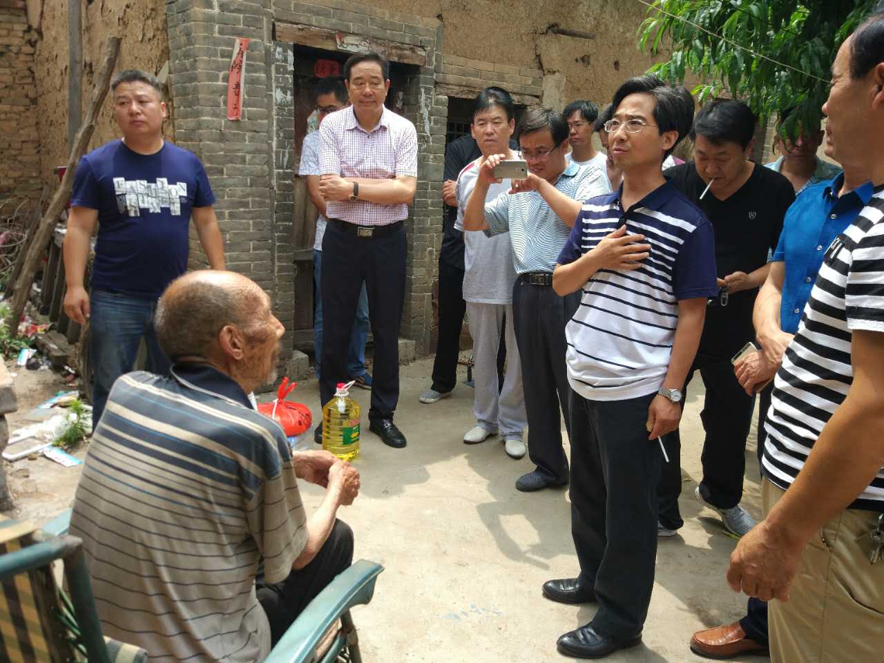 登封市工商联“七一”走访慰问困难党员(图1)