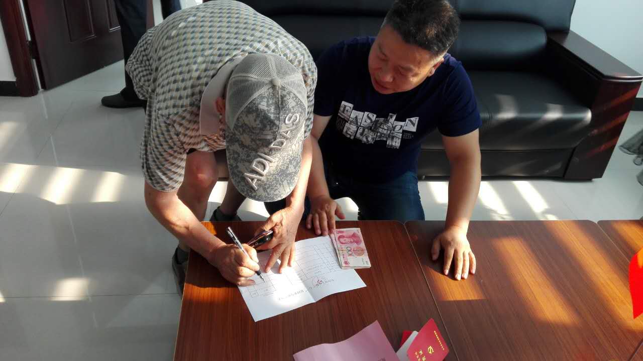 登封市工商联“七一”走访慰问困难党员(图2)