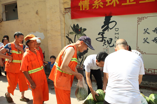 郑州市盐城商会开展“情系环卫工 盛夏送清凉”慰问一线环卫工人活动(图3)