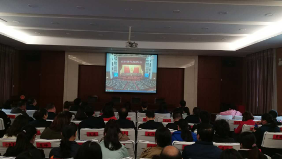 金水区商会认真组织辖区新阶层人士、非公企业人士及党外人士收听收看习近平总书记在中国共产党第十九次全国代表大会上的报告(图1)