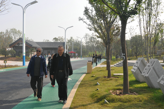 “喜迎重阳节 乐看新郑州”---市工商联组织老干部游园活动(图2)