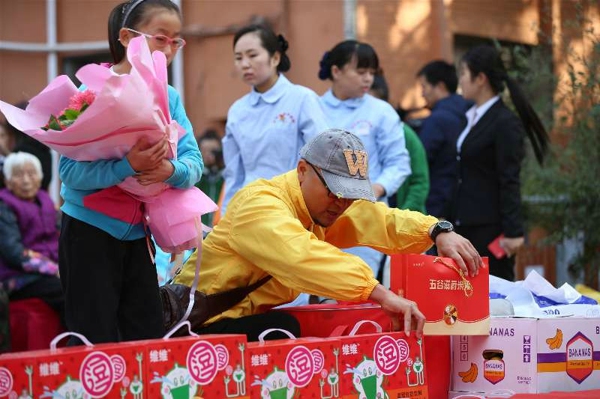 “关爱老人，身体力行”---郑州市徐州商会党支部重阳节慰问老人(图4)