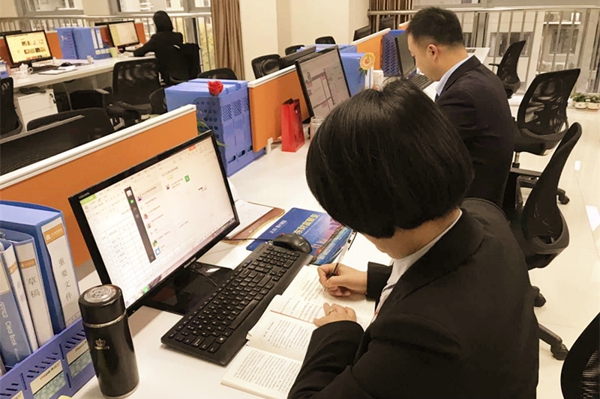 管城区商会开展“学习贯彻十九大精神，争做新时期合格党员”系列活动(图1)