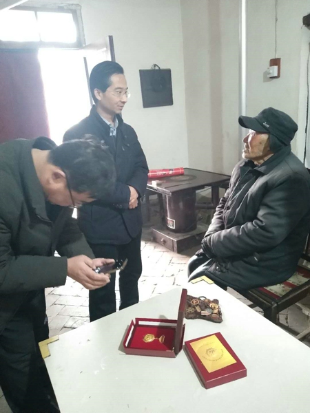 登封市工商联到帮扶村走访慰问(图1)