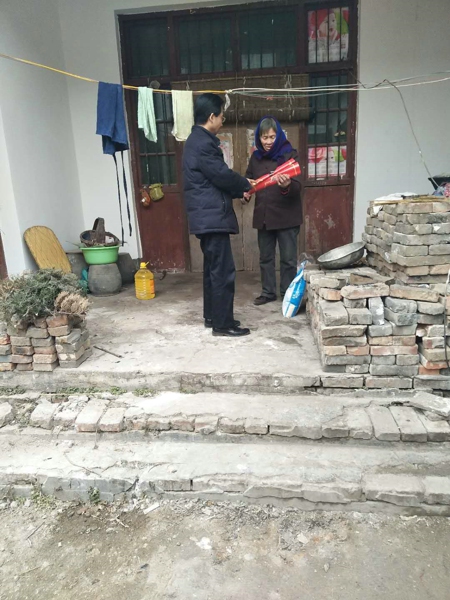 登封市工商联到帮扶村走访慰问(图2)