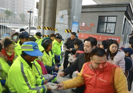 郑州市电梯商会党员志愿者冬至送爱心饺子(图3)