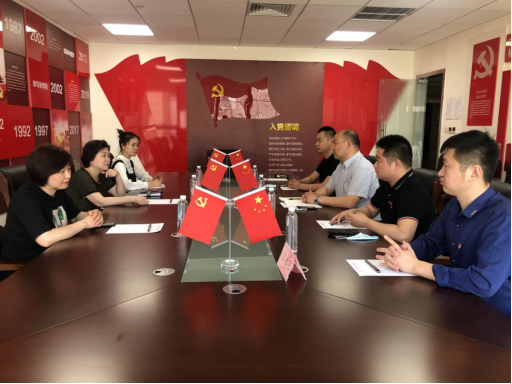 郑州慈善总会走访慰问青商会(图1)