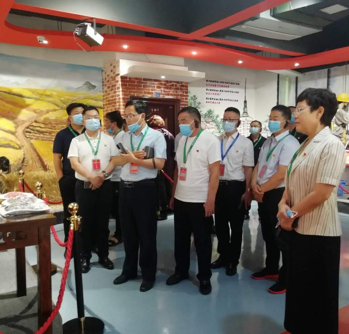 新郑市工商业联合会组织商会会长和会员企业参观学习优秀民营企业非公党建(图1)