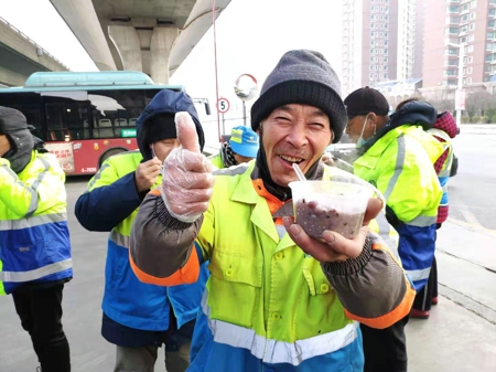 郑州市电梯商会腊八节联合爱心企业免费赠送腊八粥(图1)