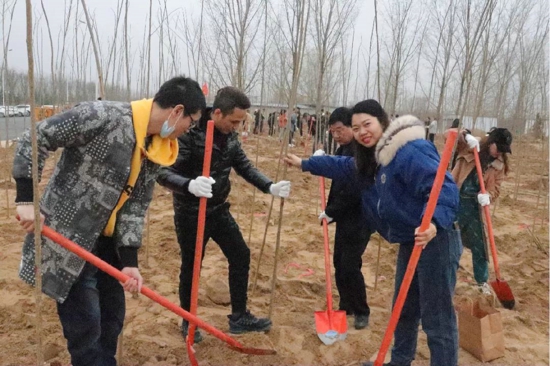 郑州市南平商会组织会员参加义务植树活动(图1)